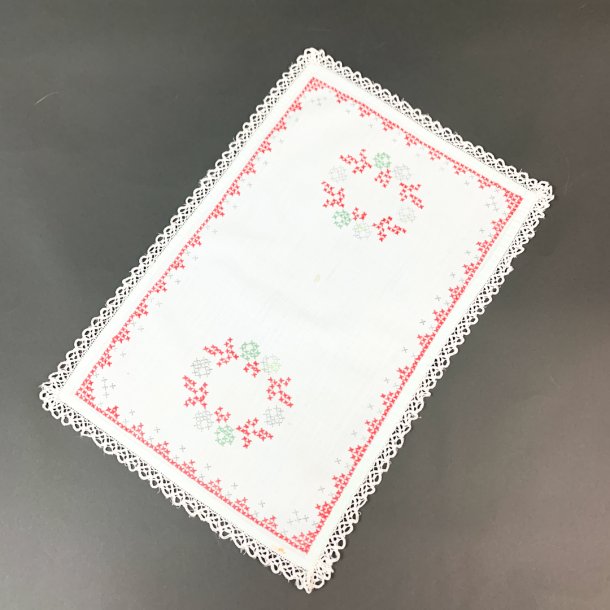 Bakkeserviet med rd broderi