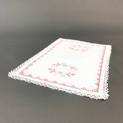 Bakkeserviet med rd broderi