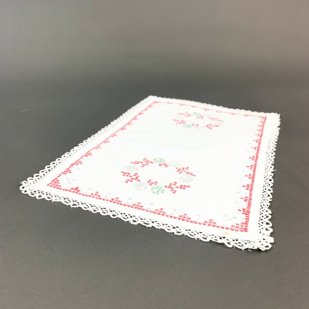 Bakkeserviet med rd broderi