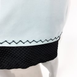 Hellblaue Retro-Schrze mit schwarzer Stickerei