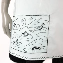 Hellblaue Retro-Schrze mit schwarzer Stickerei