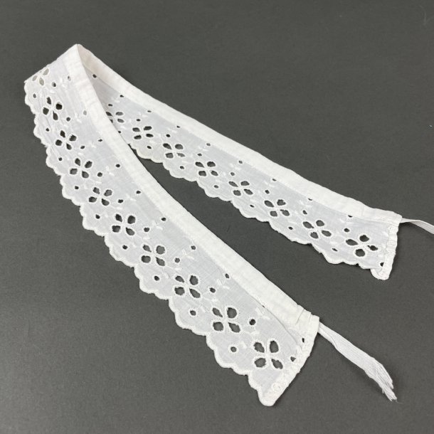 Vintage serveringskappe med engelsk broderi