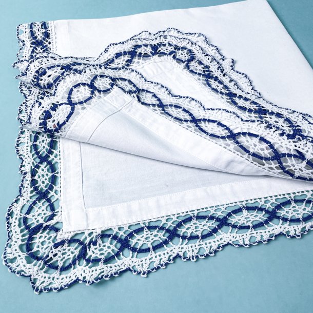 Hvid vintage lysedug med bl kniplingskant