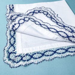 Hvid vintage lysedug med bl kniplingskant