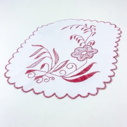 Tischdecke mit roter Stickerei