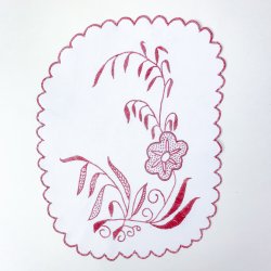 Tischdecke mit roter Stickerei