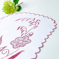 Tischdecke mit roter Stickerei