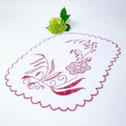 Tischdecke mit roter Stickerei