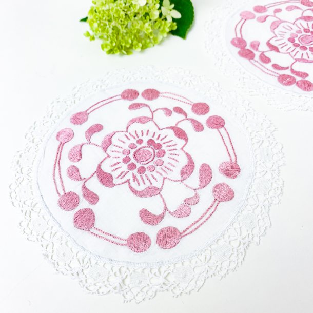 Zwei Flaschen mit rosa Stickerei