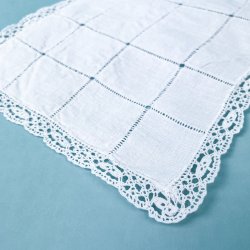 Lille hvid bakkeserviet med kniplingskant