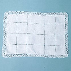 Lille hvid bakkeserviet med kniplingskant