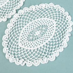 To hklede hvide vintage flakoner