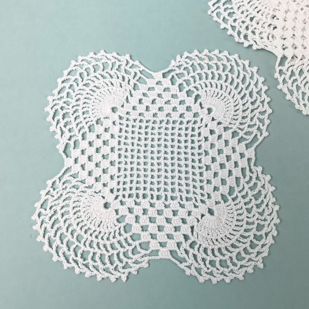 Fire sm hklede flaconer