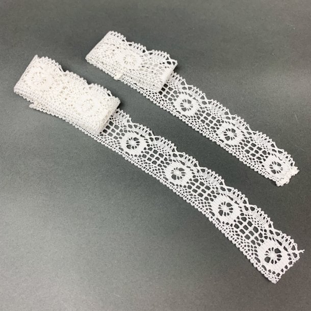 2 Stck geschnrter weier Spitzenrand