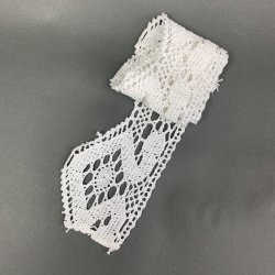 Kniplet hvid blondekant