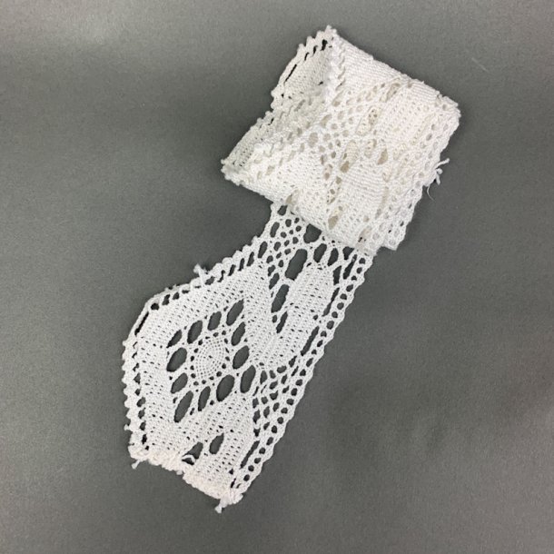 Kniplet hvid blondekant