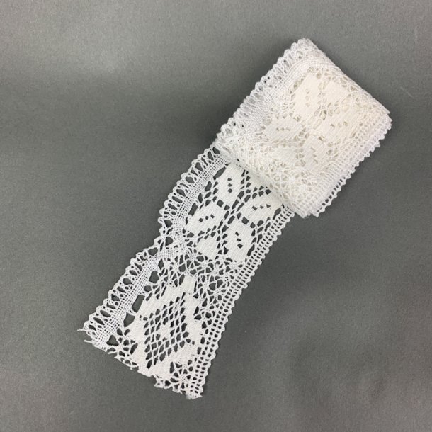 Kniplet hvid blondekant