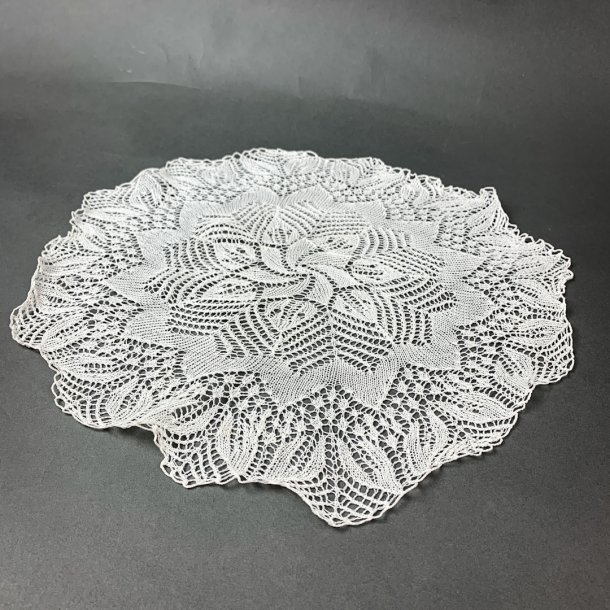 Gestrickter weier Vintage-Kerzenstnder.