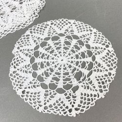 Drei weie Vintage-Flaschen