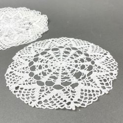 Drei weie Vintage-Flaschen