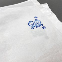 To hvide vintage dkkeservietter