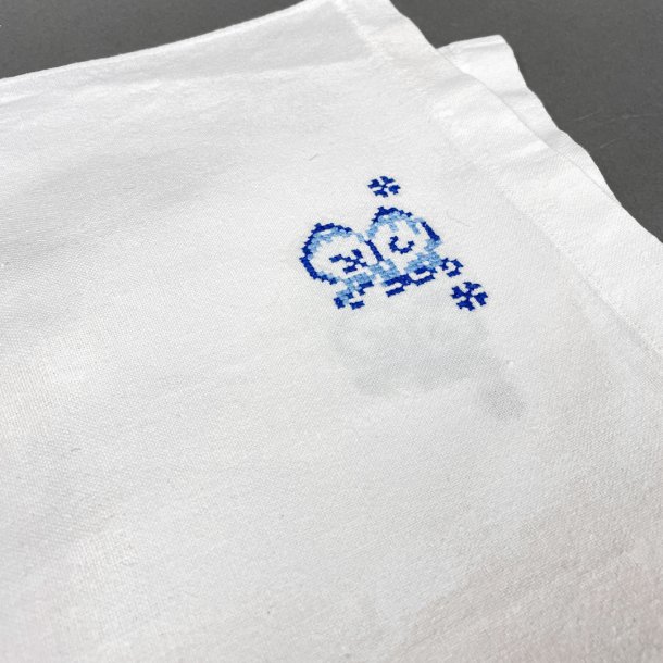 To hvide vintage dkkeservietter