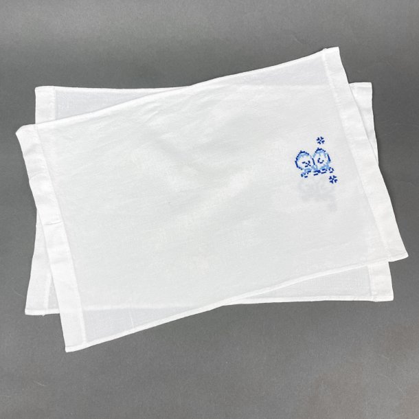 To hvide vintage dkkeservietter