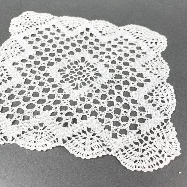 Drei weie Vintage-Flaschen