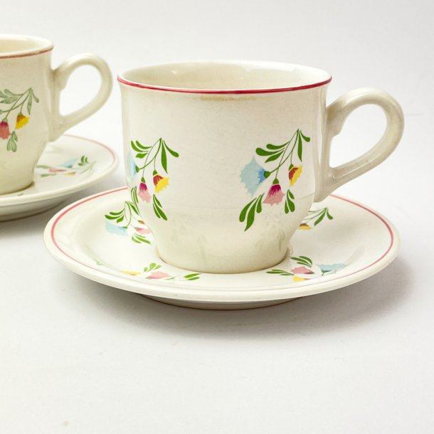  Retro-Kaffeetasse mit pastellfarbenen Blumen