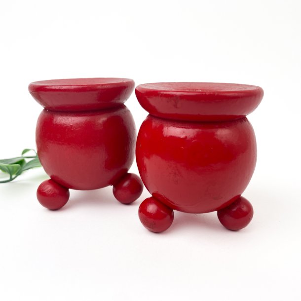 Zwei rote Retro-Kerzenhalter