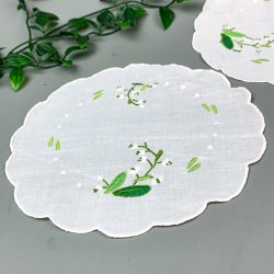 Zwei Vintage-Deckchen mit gestickten weien Blumen