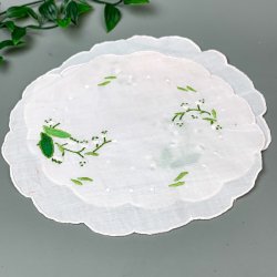 Zwei Vintage-Deckchen mit gestickten weien Blumen