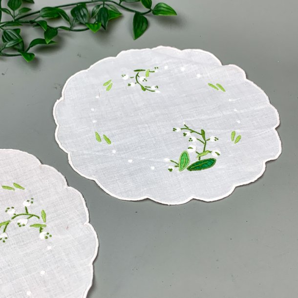 Zwei Vintage-Deckchen mit gestickten weien Blumen