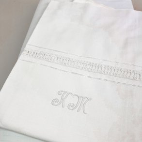 To s�t vintage damasksenget�j med broderi