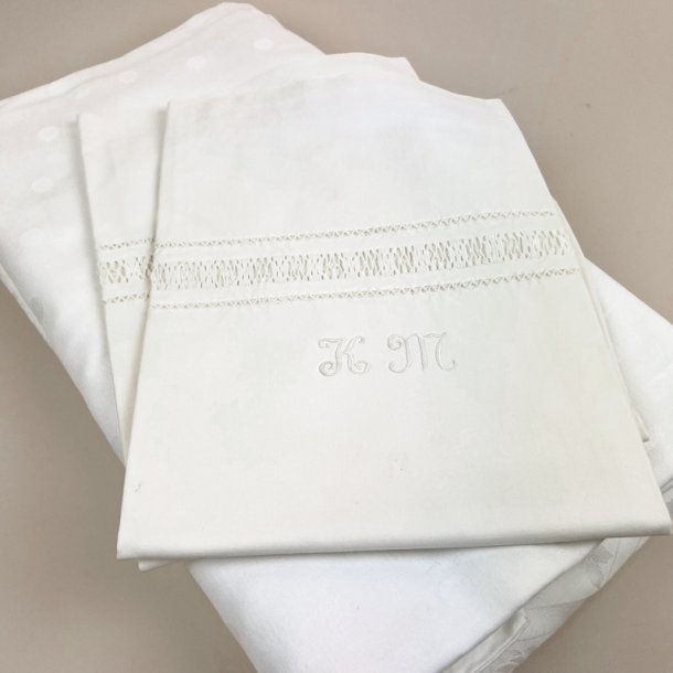 To s�t vintage damasksenget�j med broderi