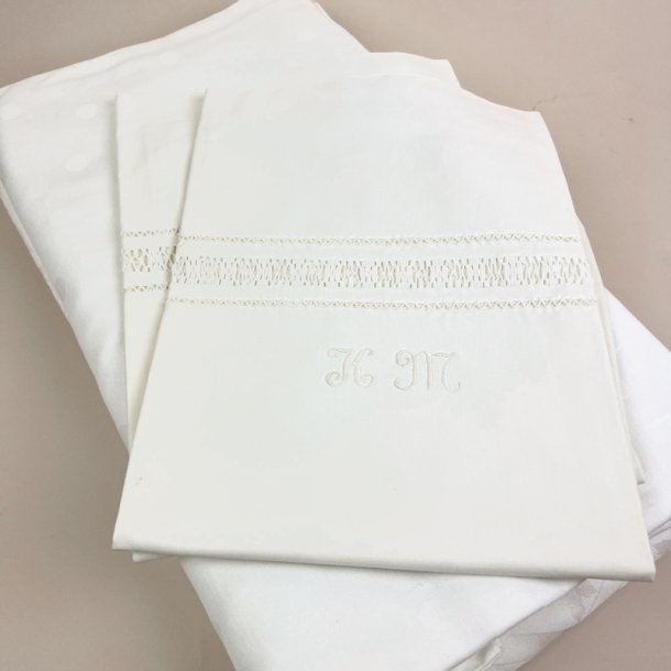 To s�t vintage damasksenget�j med broderi