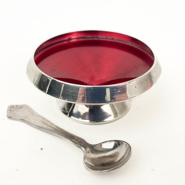 Versilbertes Vintage-Salzgef�� mit roter Emaille