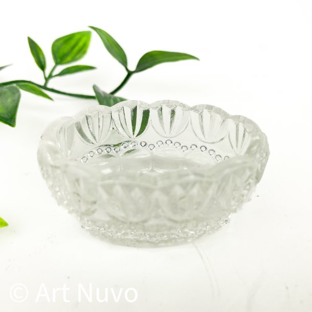 Ovalt vintage saltkar i st�bt glas