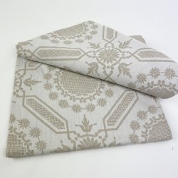 Flot sandfarvet retro dug med m�nster � 210 cm