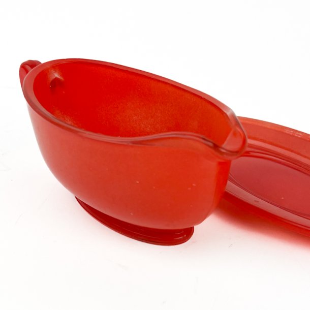 R�d vintage saucesk�l