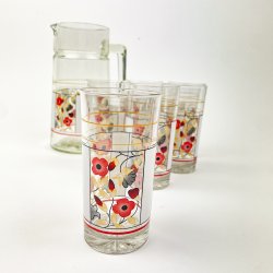Seks glas og kande med blomstermotiv