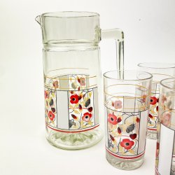Seks glas og kande med blomstermotiv