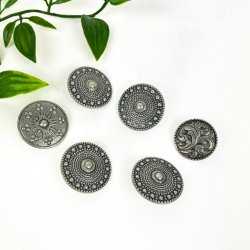 Seks dekorative tinknapper