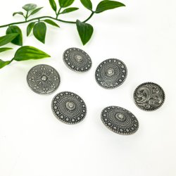 Seks dekorative tinknapper