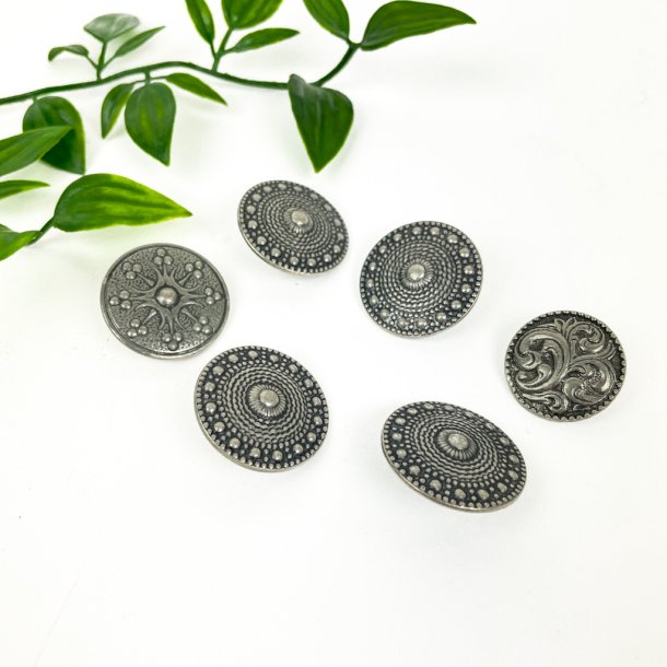 Seks dekorative tinknapper