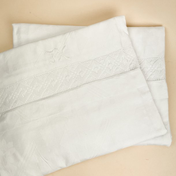 To s�t eksklusivt vintage senget�j med mellemv�rk