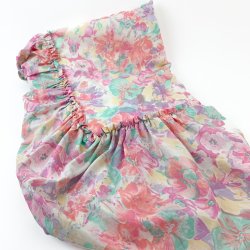 Pastelfarvet vintage sengetppe med blomster