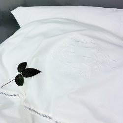 Hvidt vintage sengetj med broderi