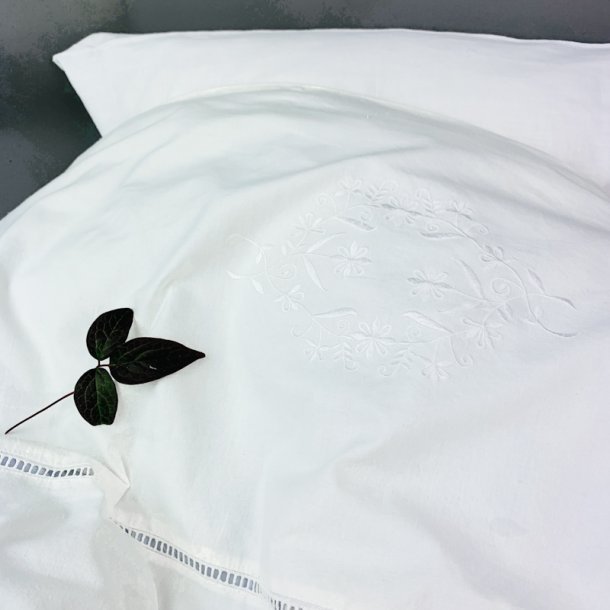 Hvidt vintage sengetj med broderi