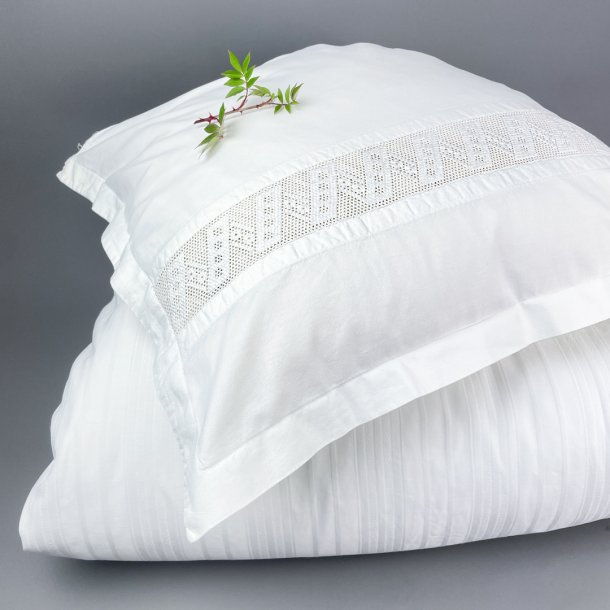 Hvidt vintage sengetj med mellemvrk